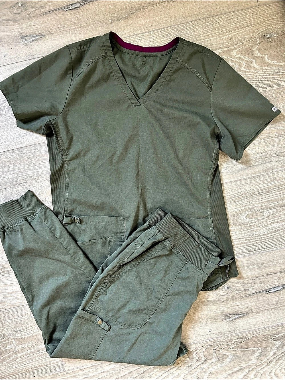 Med Couture Matching Scrub Top & Jogger Pants in Green Size Medium Regular